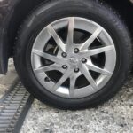 湘南平塚店♪平塚市F様よりトヨタプリウスアルファのタイヤ交換を承りました♪決め手は「価格、予約のしやすさ、雰囲気、家から近いから」♪スタッフとパチリもご一緒に！！