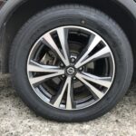 湘南平塚店♪藤沢市S様 NISSAN エクストレイルのタイヤ交換を承りました♪決め手は「近さ・安さ・予約のしやすさ」♪スタッフとパチリもご一緒に！！