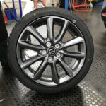 湘南平塚店♪平塚市K様よりマツダ3のタイヤ交換を承りました♪決め手は「予約のしやすさ、雰囲気、家から近いから、タイヤを直送できるから」♪スタッフとパチリもご一緒に！！