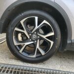 大和店♪横浜市S様よりTOYOTA C-HRのタイヤ交換を承りました♪決め手は「家から近いから・安さ」♪スタッフとパチリもご一緒に！！