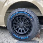 大和店♪海老名市Y様よりトヨタ ハイエースのタイヤ交換を承りました♪決め手は「近さ・安さ・予約のしやすさ」♪スタッフとパチリもご一緒に！！