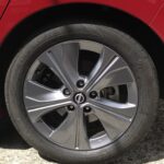 湘南平塚店♪平塚市W様 NISSAN リーフのタイヤ交換を承りました♪決め手は「近さ」♪スタッフとパチリもご一緒に！！