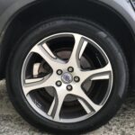 湘南平塚店♪茅ヶ崎市N様 VOLVO XC70のタイヤ交換を承りました♪決め手は「近さ・安さ・お客様の声を見て・タイヤを直送できるから」♪スタッフとパチリもご一緒に！！