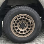 湘南平塚店♪平塚市T様 TOYOTA ハイラックス のタイヤ交換を承りました♪決め手は「家から近いから」♪スタッフとパチリもご一緒に！！